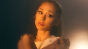 Ariana Grande alcança maior estreia da carreira com “Yes, And?”