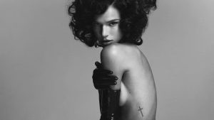 Bruna Marquezine faz topless em ensaio para seu site oficial