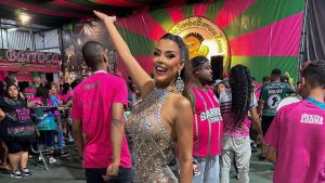 Com look brilhante, ex-BBB Ivy Moraes cai no samba em ensaio