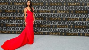 Confira os looks do tapete vermelho da 75º edição do Emmy Awards