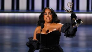 Emmy Awards: Niecy Nash vence a categoria de ‘Melhor atriz coadjuvante em minissérie”