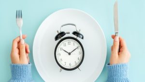 Saiba os benefícios e as contraindicações do jejum intermitente