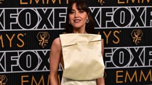 Emmy Awards 2023: Aubrey Plaza usa vestido com um acessório atípico