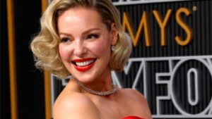 Famosas apostam no batom vermelho em seus visuais no Emmy Awards