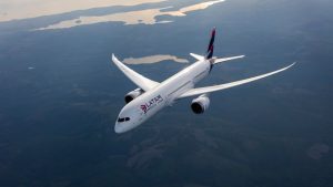 Pouso de emergência em Salvador: avião da Latam faz desvio de rota