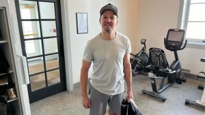 Jeremy Renner comemora recuperação um ano após acidente