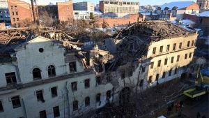 Ataques russos em Kharkiv deixam 17 feridos e rastros de destruição