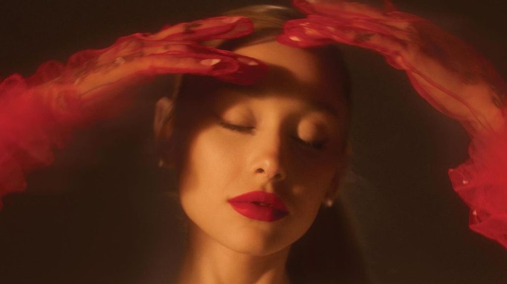 Ariana Grande anuncia data de lançamento de seu sétimo álbum