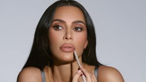 Kim Kardashian pode voltar ao mundo das maquiagens e fragrâncias
