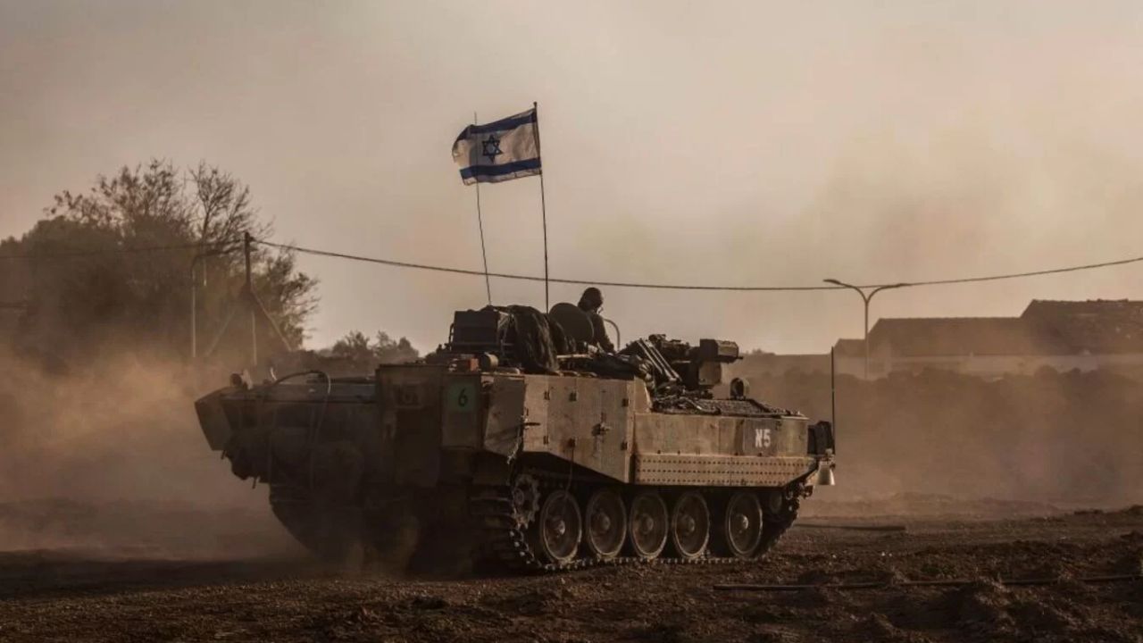 Tanque de guerra israelense com bandeira hasteada