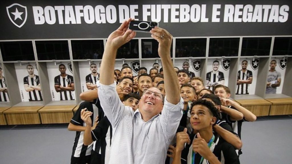 John Textor ataca Palmeiras após clube se interessar por jogador