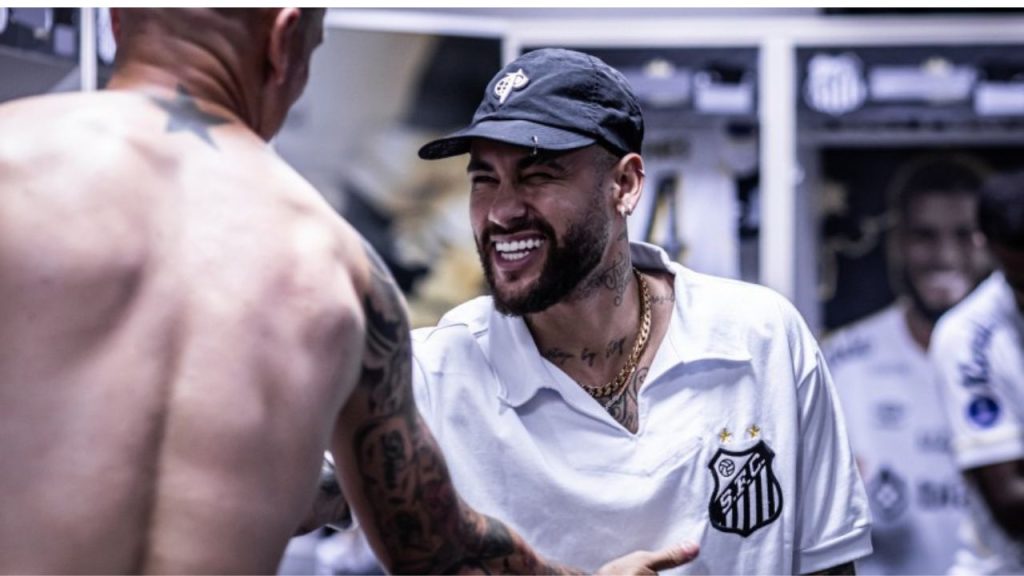 Neymar causa euforia entre torcedores ao visitar Vila Belmiro no jogo do Santos