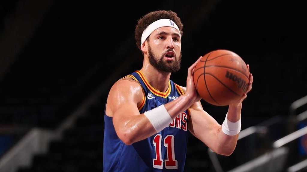 Após começar a partida como reserva, Thompson marca 17 pontos no primeiro quarto