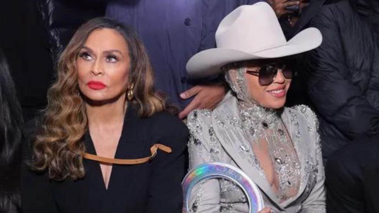 Tina Knowles e Beyoncé no desfile da Luar