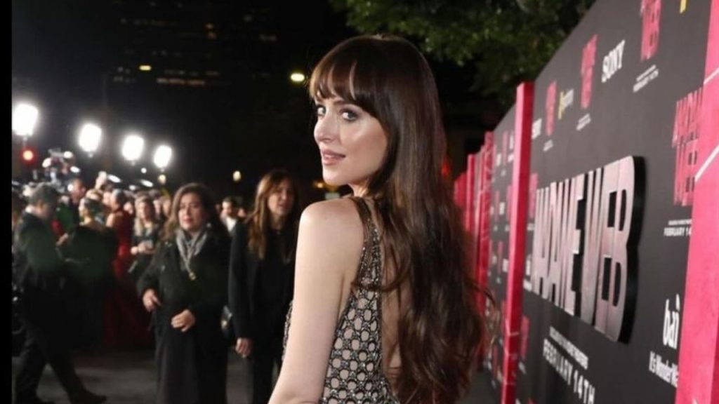 Confira os looks de Dakota Johnson na turnê mundial de Madame Teia
