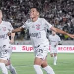 Jogadores comemoram o gol do Corinthians