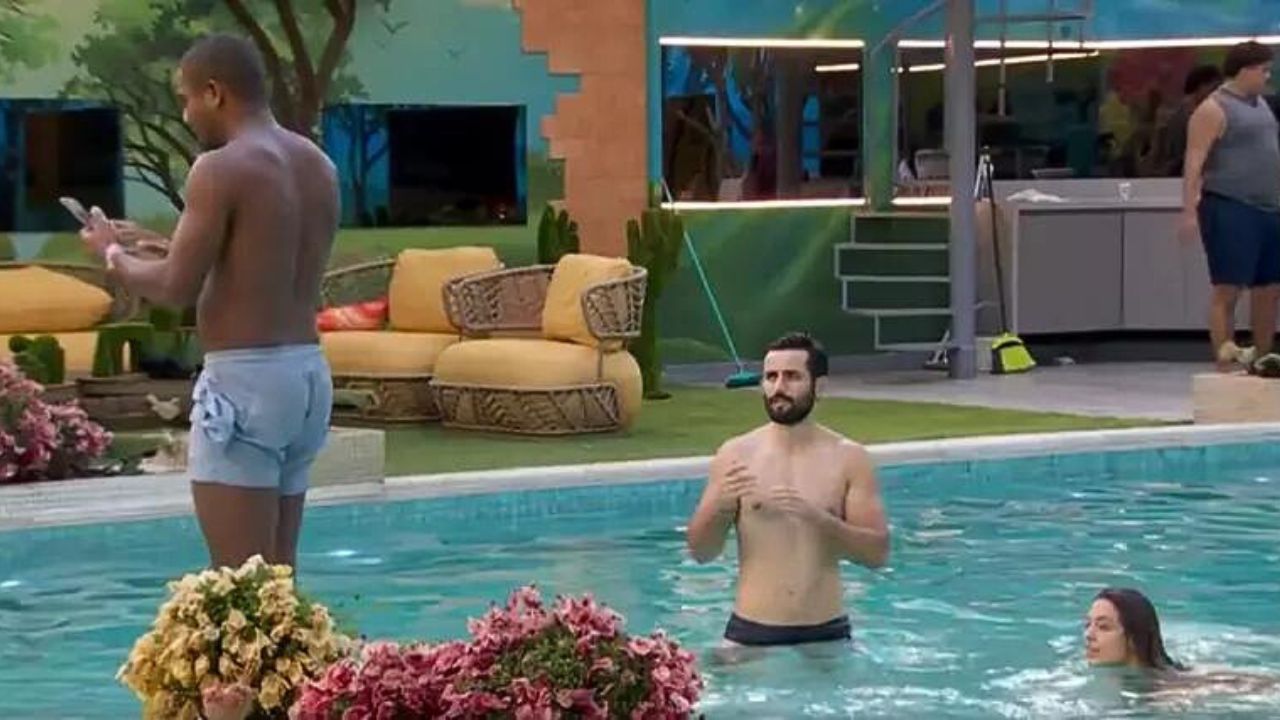 Davi e Matteus são punidos por usarem celular da casa na piscina. Foto Reprodução Globoplay