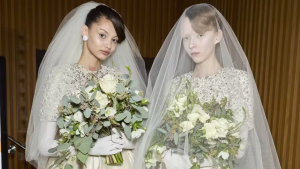 Richard Quinn encanta com sua extravagância e sofisticação no desfile de inverno em Londres