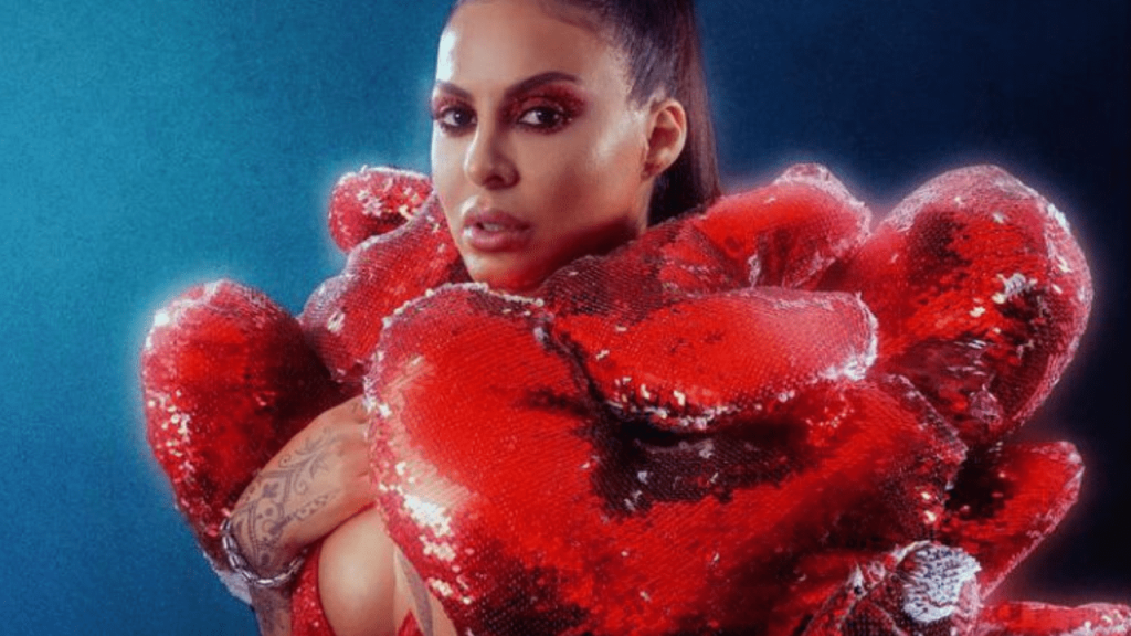 Alinne Rosa mostra figurino sensual inspirado em signo: “Amor de Áries” 