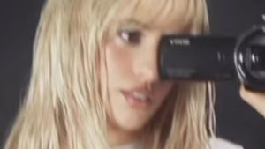 Camila Cabello causa alvoroço na web ao aparecer com novo visual