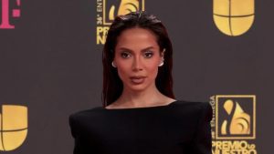 Anitta brilha no tapete vermelho do prêmio Lo Nuestro, em Miami