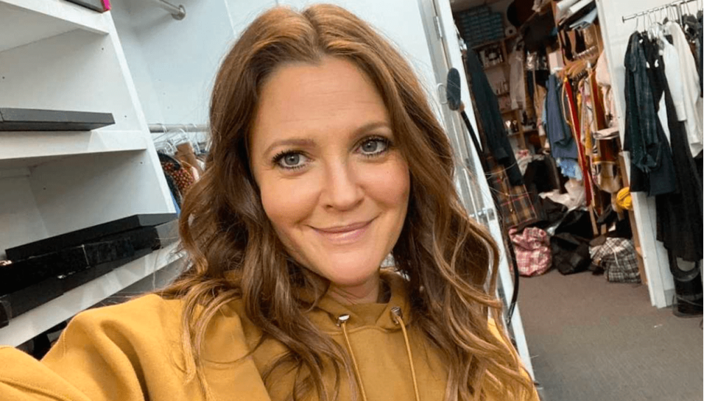 Drew Barrymore diz não se sentir pronta para assumir os cabelos brancos; entenda