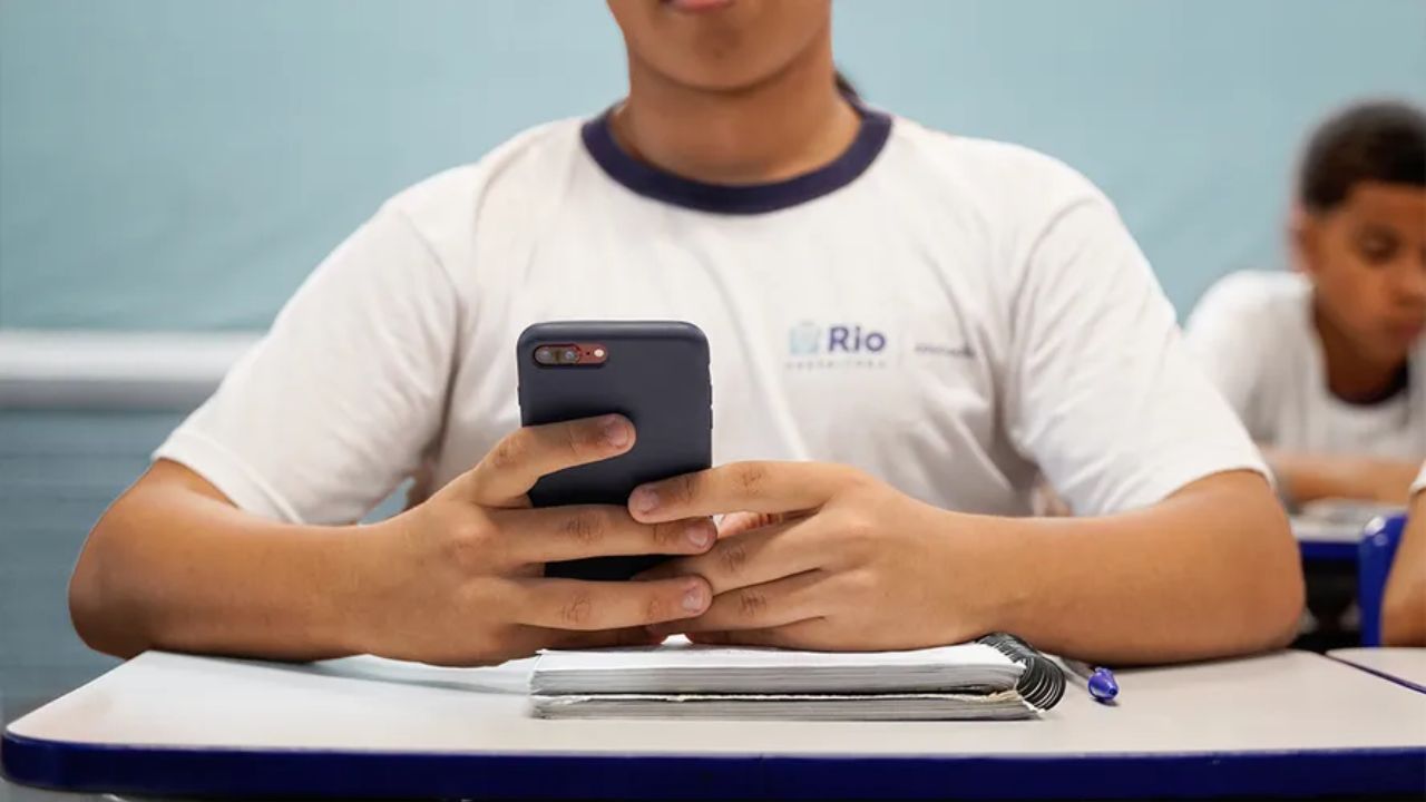 Rio proíbe celulares nas escolas