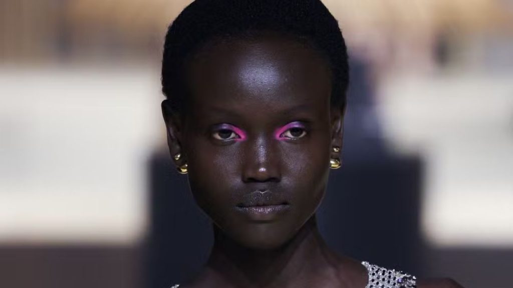 Dior surpreende com maquiagem rosa no desfile da coleção inverno 2024 Dior surpreende com maquiagem rosa no desfile da coleção inverno 2024