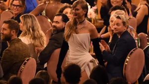 Ex-namorado de Taylor Swift, Calvin Harris evita olhar para cantora em Grammy