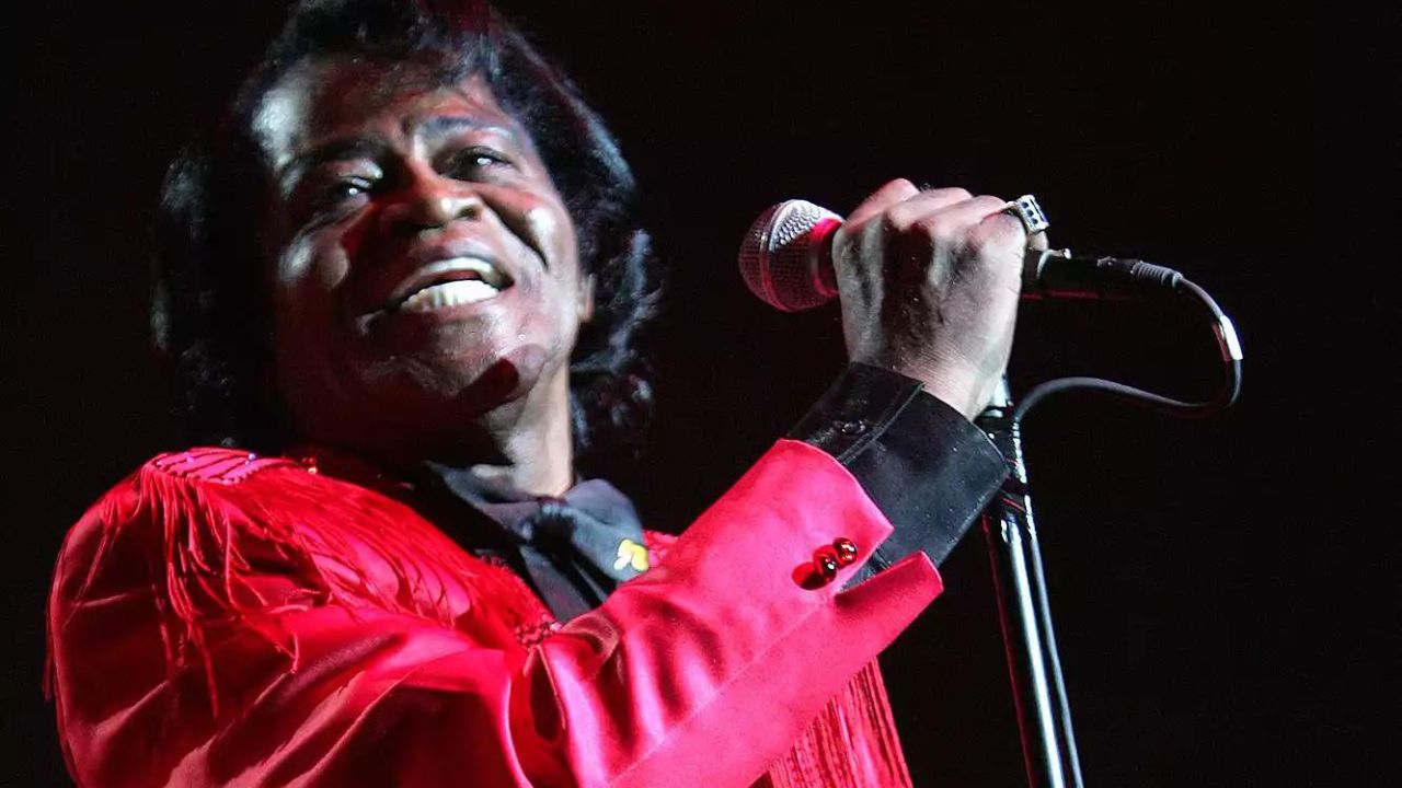 James Brown se apresentando