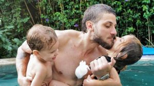 Chay Suede fala como é ficar distante dos filhos durante o Carnaval