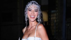 Bruna Marquezine chama a atenção em look cintilante de plumas e cristais para baile de Carnaval