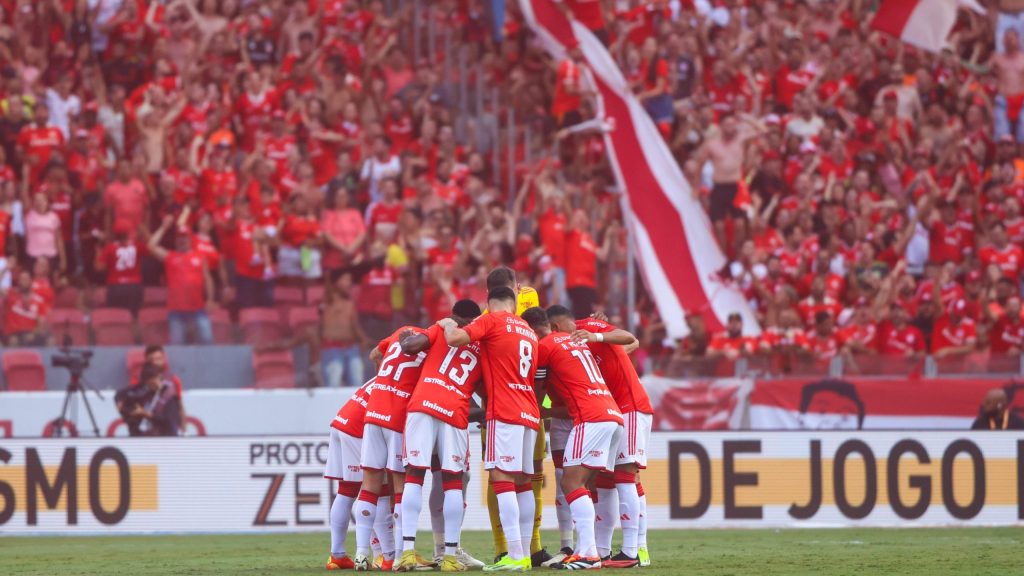 Internacional vence o Grêmio de virada com pênalti nos acréscimos Internacional vence o Grêmio de virada com pênalti nos acréscimos