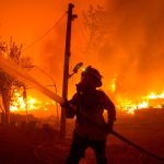 Ilustração de bombeiro combatendo incêndio nos EUA