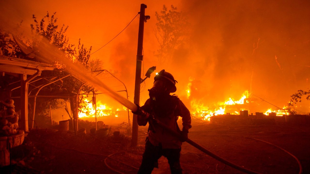 Ilustração de bombeiro combatendo incêndio nos EUA