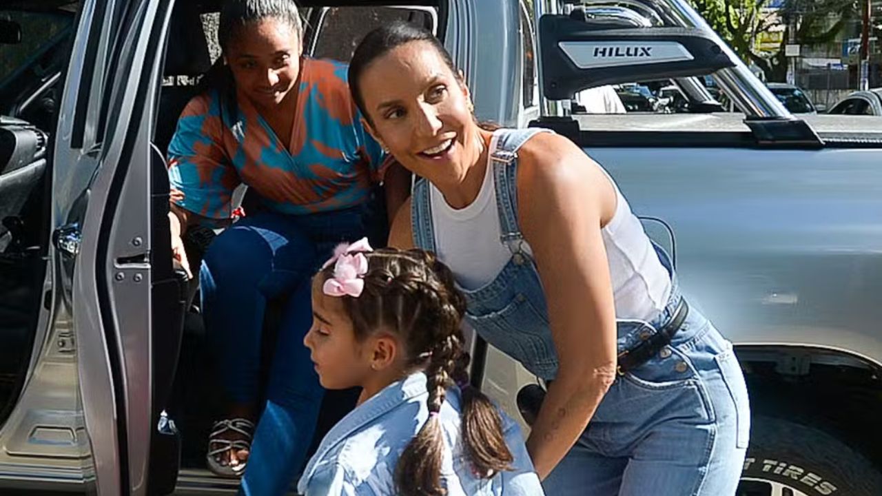 Ivete Sangalo chegando de carro ao aniversário das filhas