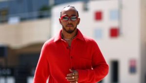 Lewis Hamilton anuncia saída da Mercedes e será o novo piloto da Ferrari em 2025