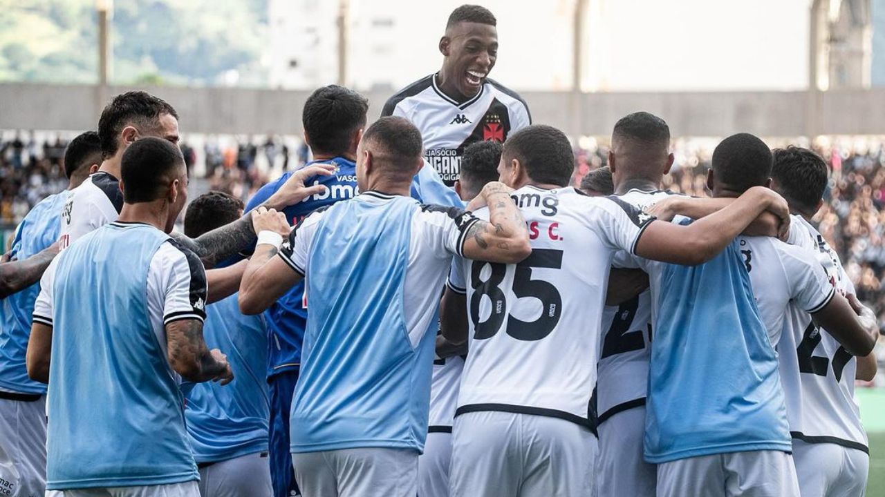 Comemoração do gol de Lucas Piton