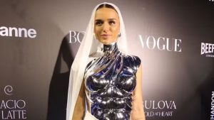 Rafa Kalimann chama a atenção em Baile da Vogue com visual inspirado em deusa grega