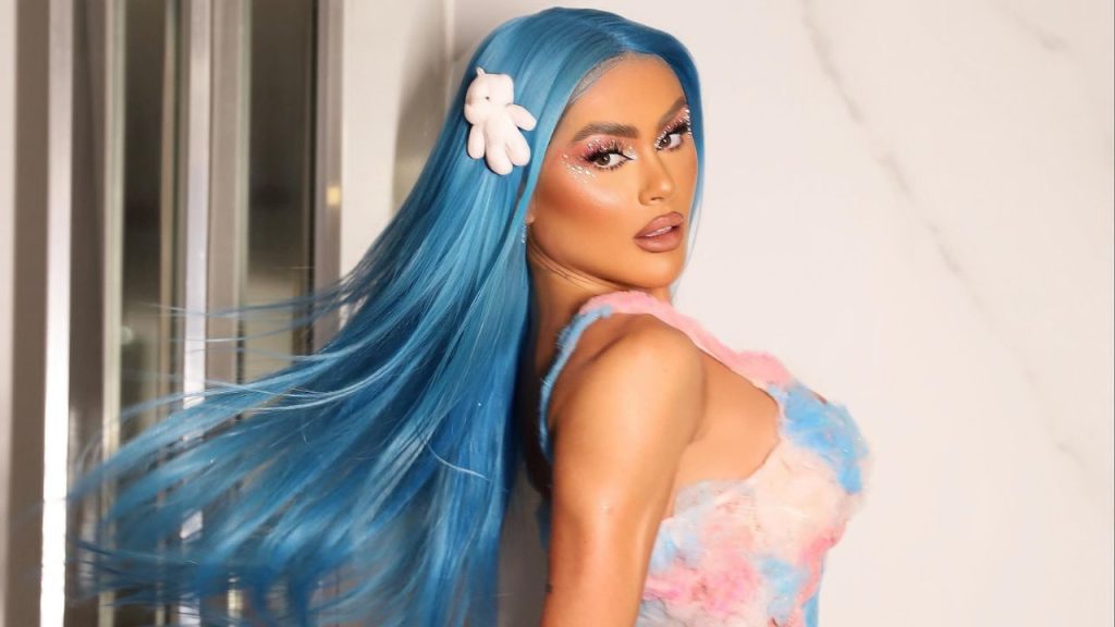 Com botas, body e peruca, Natacha Horana mostra corpo sarado em ensaio da Vila Isabel