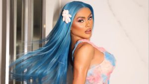 Com botas, body e peruca, Natacha Horana mostra corpo sarado em ensaio da Vila Isabel