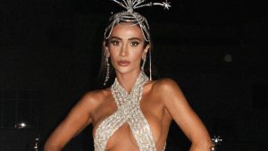 Silvia Braz desfila com dois looks como Rainha do Baile do Copa