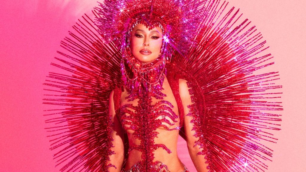 Com look representando a corrente sanguínea, Sabrina Sato desfila para a Vila Isabel