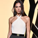 Bruna Marquezine chama a atenção na chegada ao desfile de YSL na Paris Fashion Week