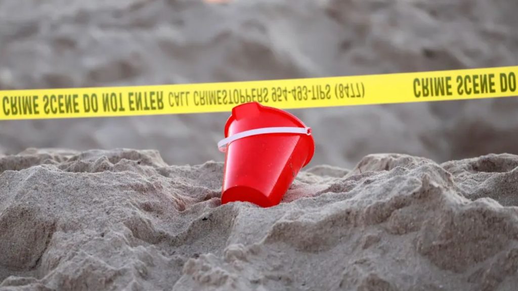 Menina morre em praia dos Estados Unidos após areia desabar em cima dela e do irmão
