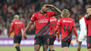 Corinthians encaminha a contratação do zagueiro Cacá, do Athletico-PR