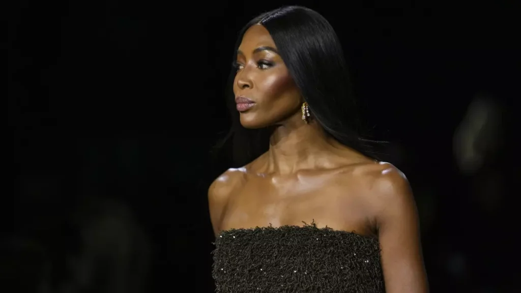 Naomi Campbell desfilando para a Burberry