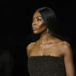 Naomi Campbell desfilando para a Burberry