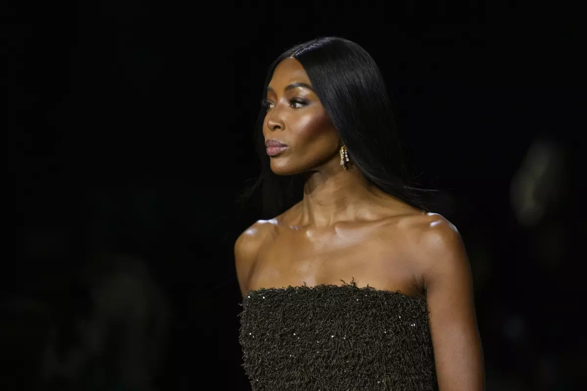 Naomi Campbell desfilando para a Burberry