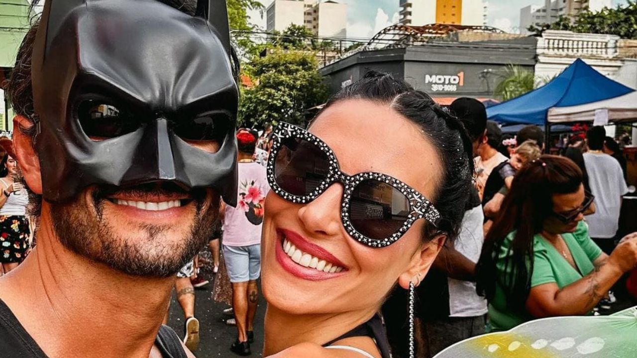 Rodrigo Santoro, Mel Fronckowiak e filha curtem dia de carnaval